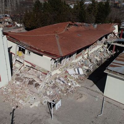 O kentte güçlendirme yapılan okullar da yıkılmış! Öğrencileri kar tatili kurtardı!