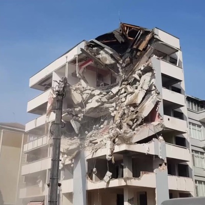 1999 Marmara Depreminde hasar gören iş merkezi yıkılıyor