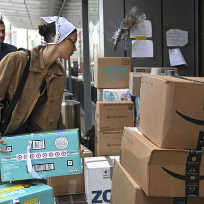 Ünlü model, Türkevi'ne yardım kutuları getirdi