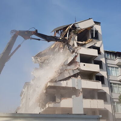 O iş merkezi hasar görmüştü! 24 yıl sonra yıkılıyor