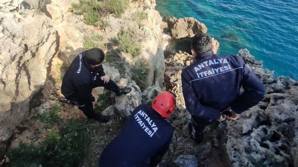 Falezlerde mahsur kalan depremzede kurtarıldı