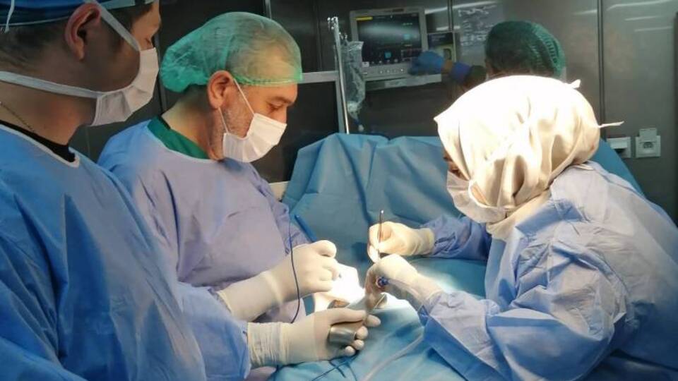 Gemide depremzedelere ameliyat hizmeti