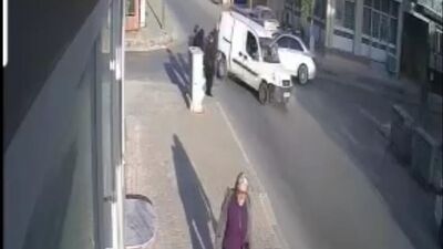 Kazada savrulan araç yayalara çarptı