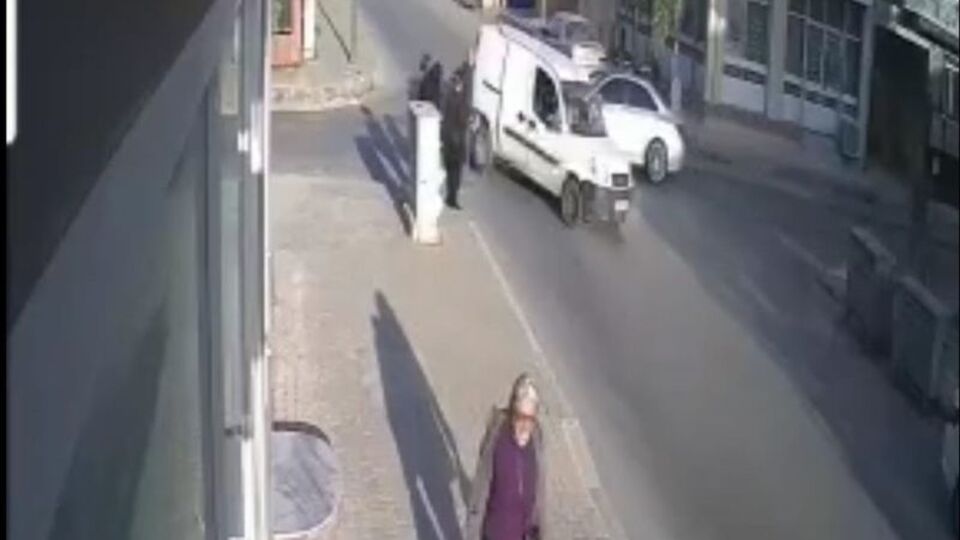 Kazada savrulan araç yayalara çarptı