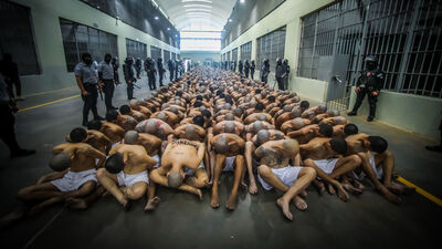 El Salvador'da 2 bin çete üyesi nakledildi