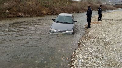 Dereye düşen otomobilini çıkaramayınca bırakıp gitti