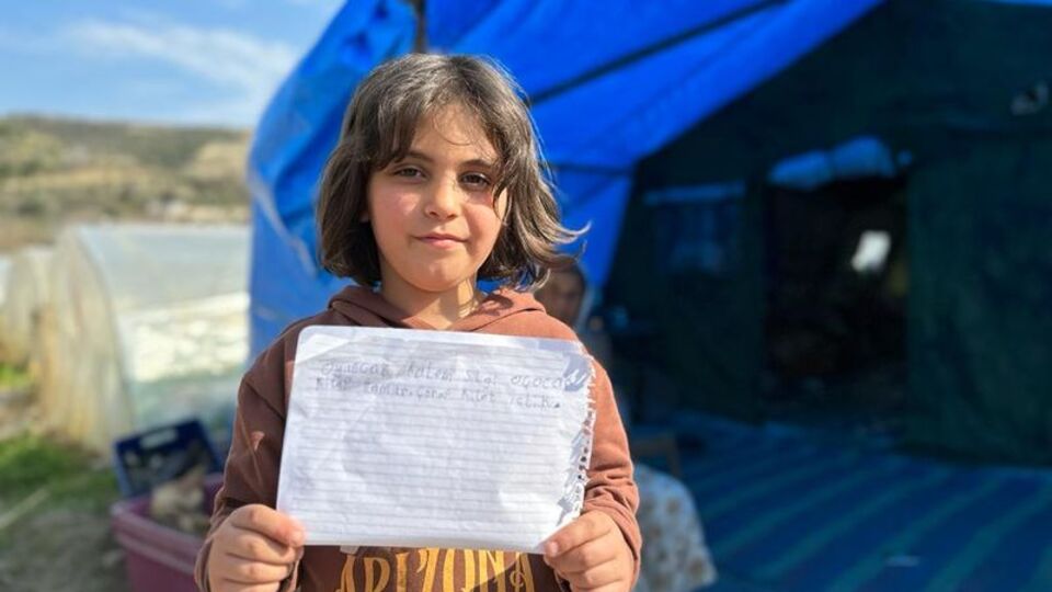Depremzede çocuk, mektupla kalem, boya ve oyuncak istedi