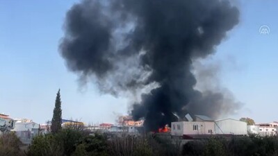 Depremde yıkılan fabrikada yangın çıktı