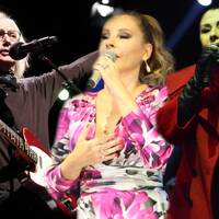 Konser geliri depremzedelere