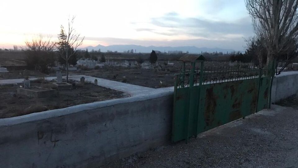 Mezarlıkta feci olay! Yarısı toprağa gömülü halde bulundu