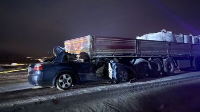 TIR'a çarpan otomobilin sürücüsü öldü