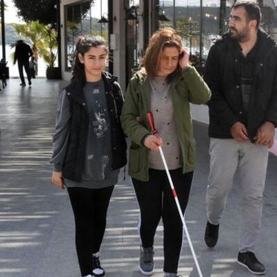 Görme engelli anne: Kızlarım sayesinde deprem anında yönümüzü bulduk