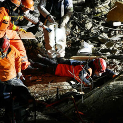 Enkaz altında ölen kızının akıllı saatinden mesaj göndererek kurtuldu