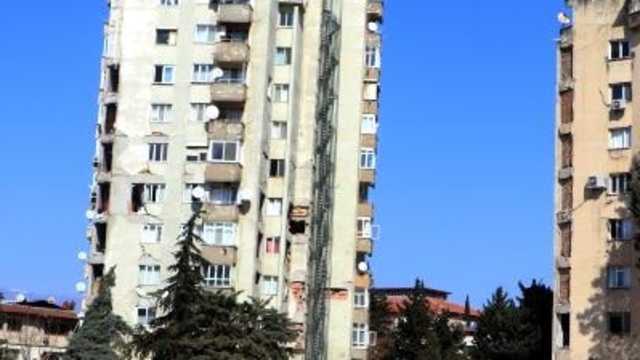 Karbon fiberle güçlendirilen blok ayakta kaldı, diğeri yıkıldı