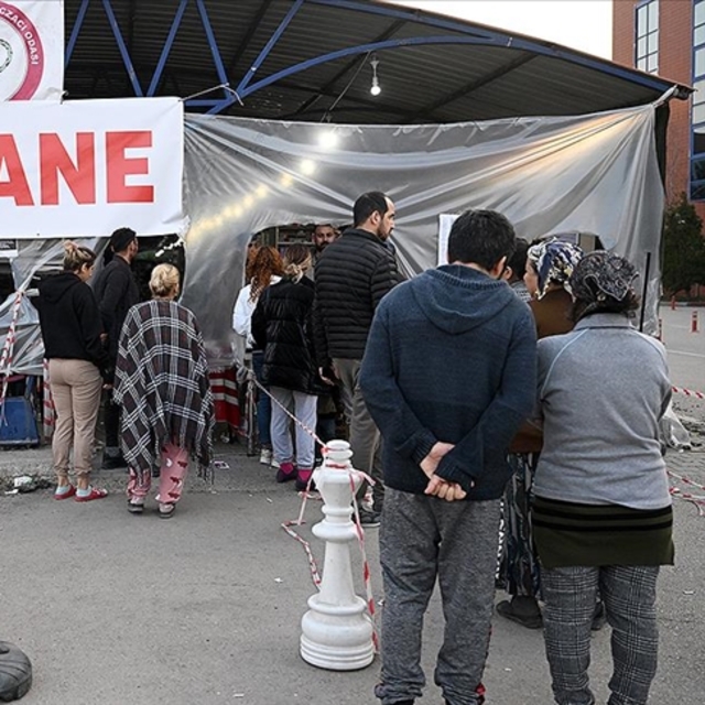 TEB depremzedelerin ilaca erişimi için 10 ilde 26 sahra eczanesi kurdu