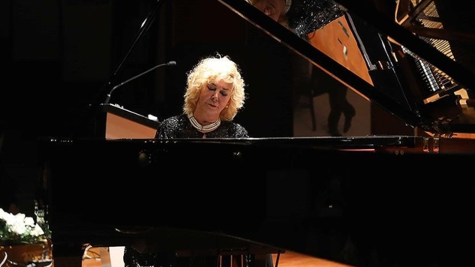 Depremzedeler için Cambridge'de resital