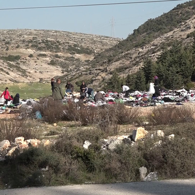 Yol kenarına binlerce kıyafet atıldı, depremzedeler uygun olanları aradı