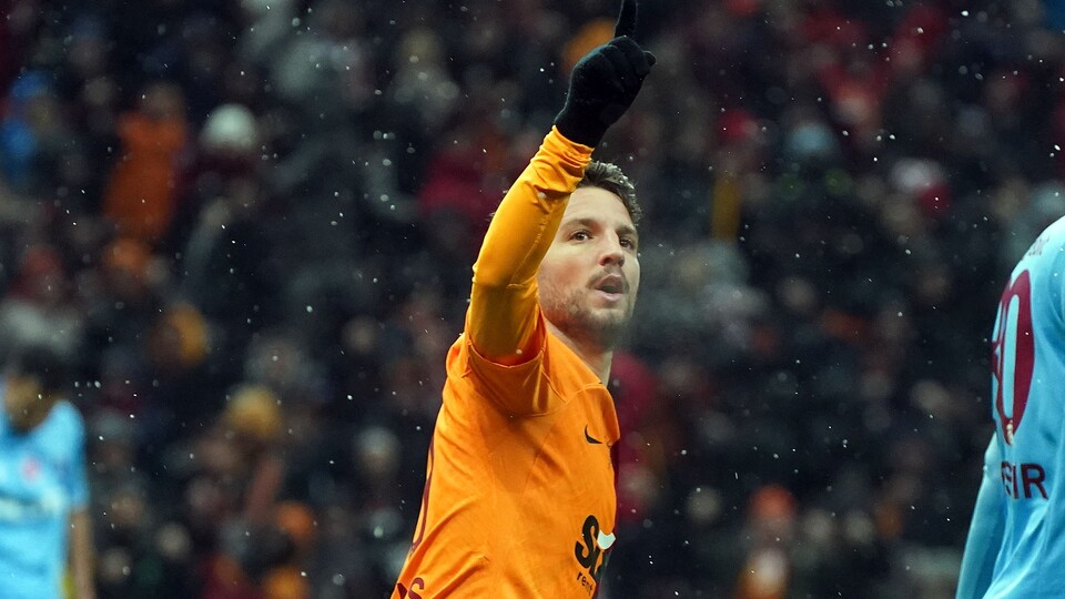 Mertens kalmak istiyor!