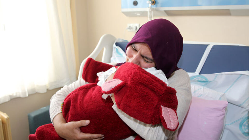 Enkazdan çıkarıldı! Depremden sonra ilk kez annesiyle buluştu