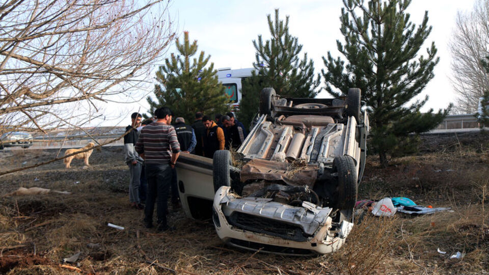 Hafif ticari araç şarampole devrildi: 2 ağır yaralı