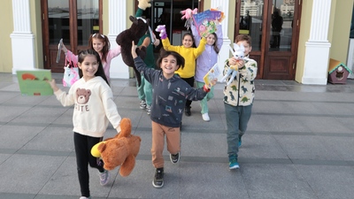 Tiyatrodan umuda ve kardeşliğe hediyeler