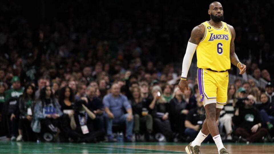 Lakers'ta LeBron James sakatlandı!