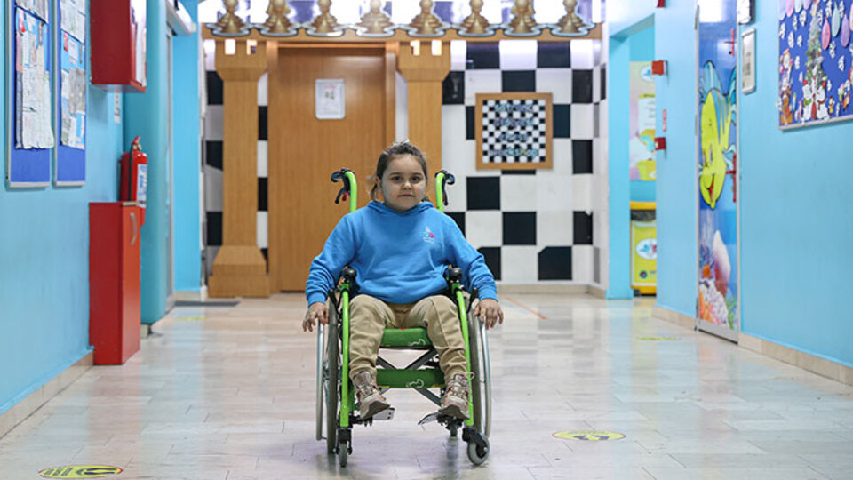 Kas hastalığı yüzünden yürüyemiyordu, Arya engelini böyle aştı!