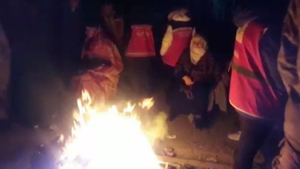 Anne ve babası enkaz başında... Yürek yakan bekleyiş!