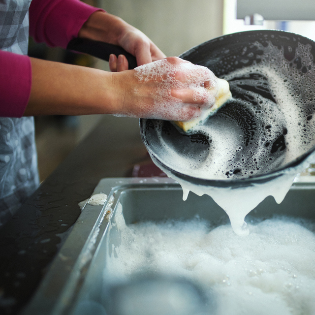 Döküm tava nasıl temizlenir?