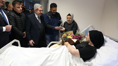 Kendisini hayata bağlayan ekiple bir araya geldi