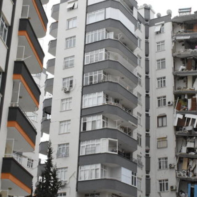 25 yıl önceki deprem sonrası güçlendirilen kolon ayakta tuttu!