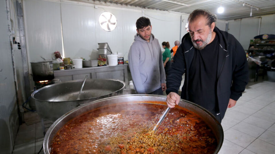 Ünlü şef Yalçınkaya ve ekibi depremzedeler için yemek yapıyor