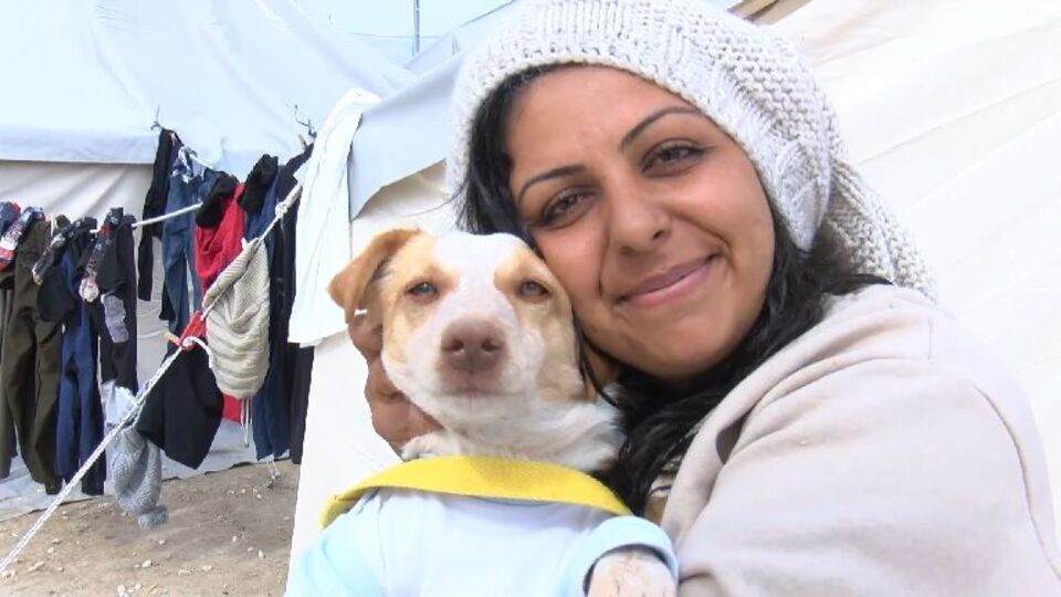 Depremde köpeği uyandırdı, ağır hasarlı evinden çıktı
