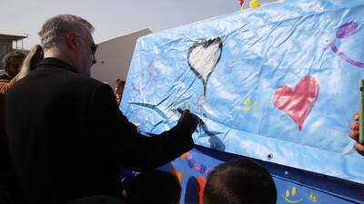 Ünlüler depremzedelerin çadırlarına grafiti yaptı