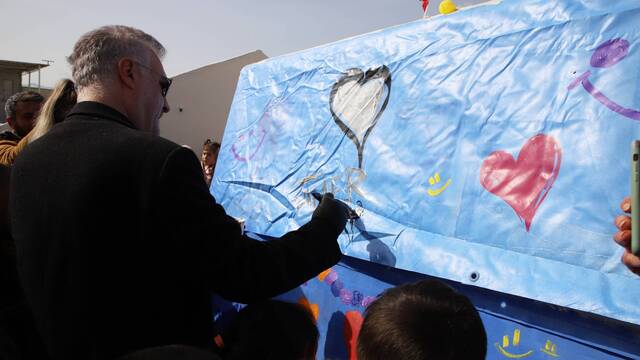 Ünlüler depremzedelerin çadırlarına grafiti yaptı