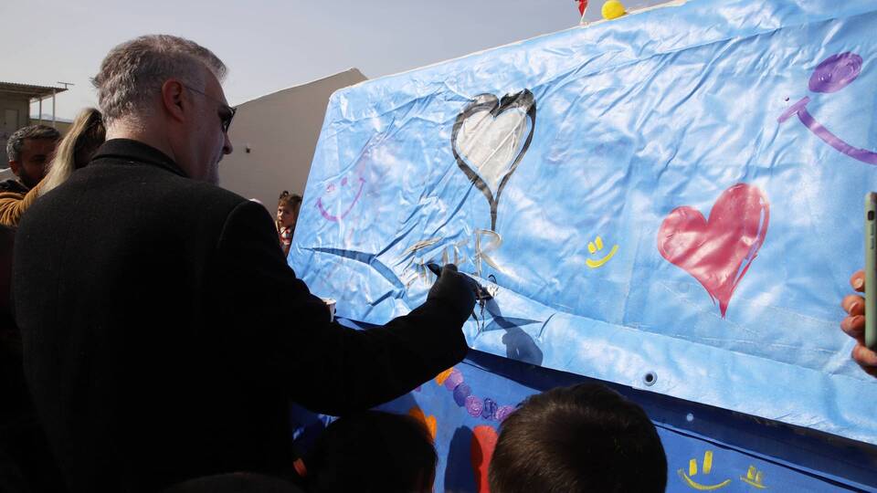 Ünlüler depremzedelerin çadırlarına grafiti yaptı