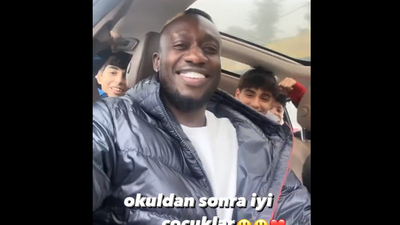 Yolda gördüğü çocukları arabasına aldı