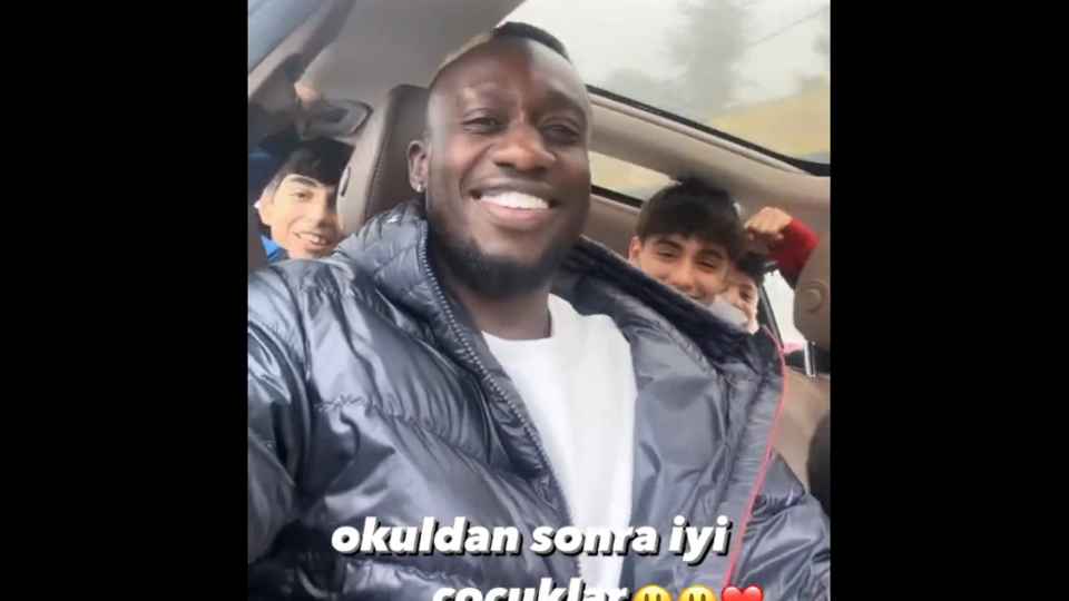 Yolda gördüğü çocukları arabasına aldı