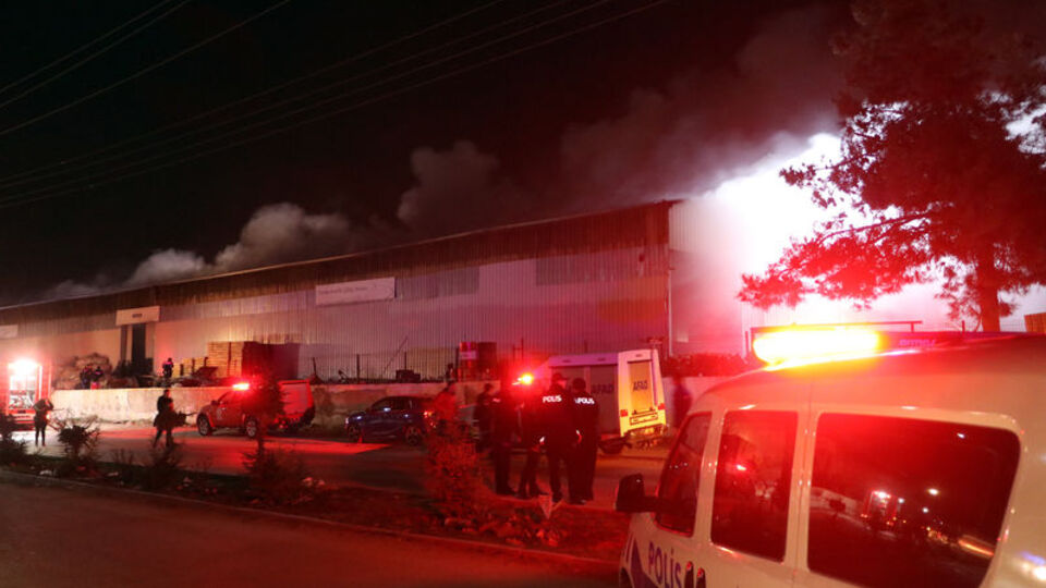 Fabrikadaki yangında 5 işçi dumandan etkilendi