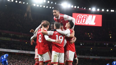 Arsenal rakipleriyle farkı açtı