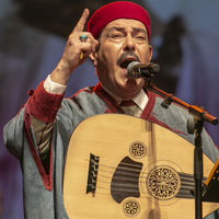 Depremzedeler için şarkı besteledi