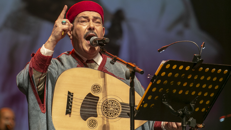 Depremzedeler için şarkı besteledi