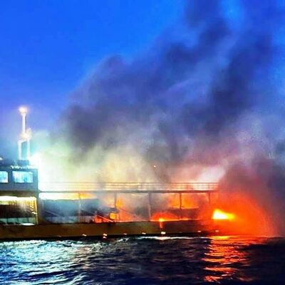 Feribot yangını! İçerisindeki araçlar da yandı