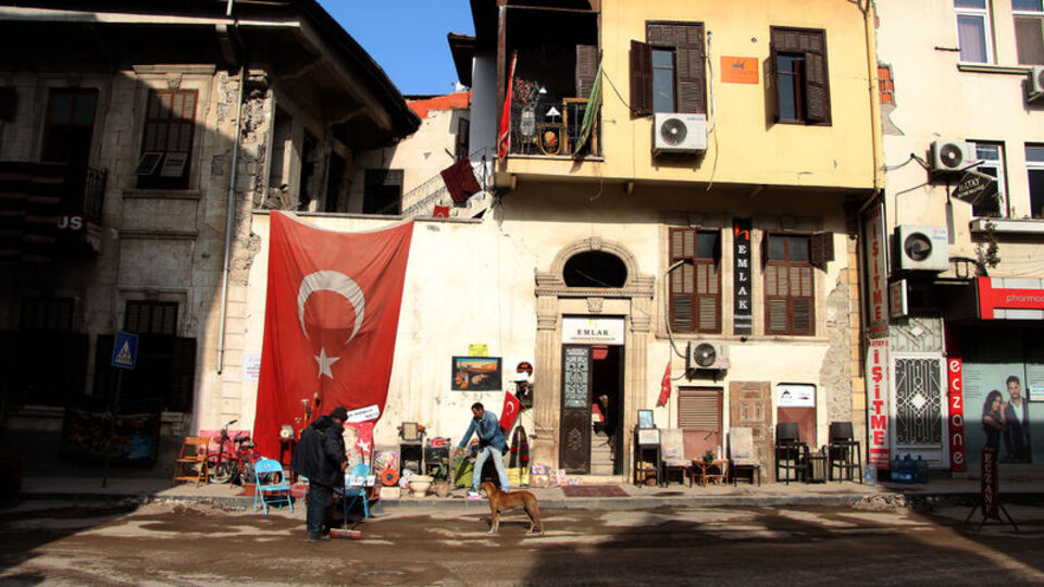 Hatay'da enkazlar arasında nostalji: Keşke burada olsaydın...