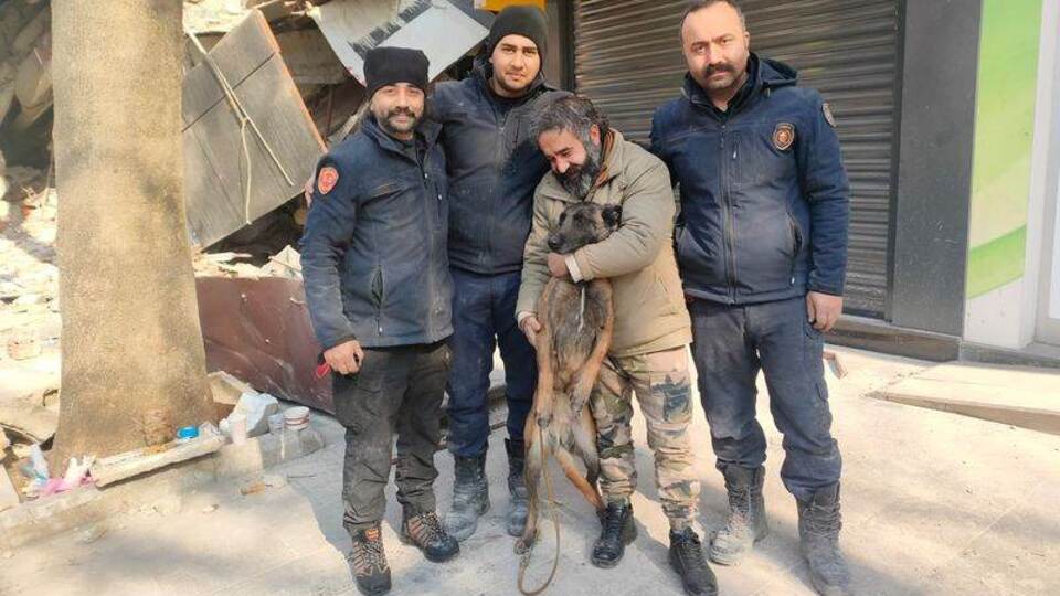 Enkazdan çıkınca köpek korkusunu unuttu! "Sen var ya aslansın" diye sevdi