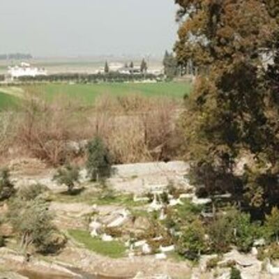 Depremler mezarları da harap etti