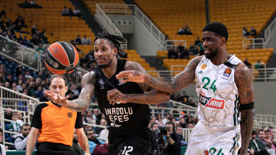 Anadolu Efes, Pana'yı devirdi