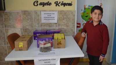 İlkokul öğrencisi depremzedeler yararına meyve suyu ve kek satıyor