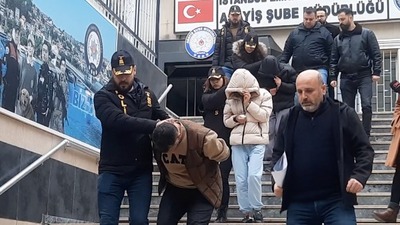 Deprem bölgesinde yıkılan kuyumcuyu yağmalamışlar