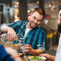 Yemek sırasında su içmek bakın nelere neden oluyor!
